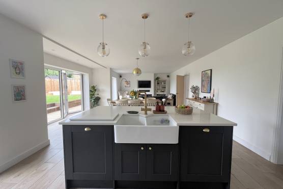 3426W 5 filming location house in Cheshire stylish open plan kitchen and dining area