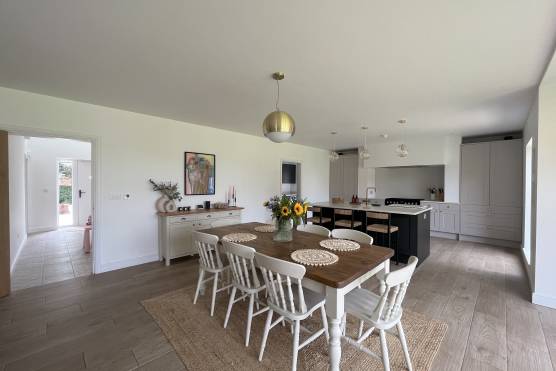 3426W 8 tv drama location house in Cheshire stylish open plan kitchen and dining area