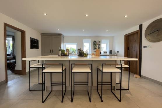 3157W 13 tv drama location house in West Yorkshire open plan kitchen with kitchen island