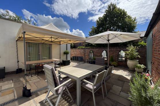 3427C 22 tv commercial location house in Cheshire patio area