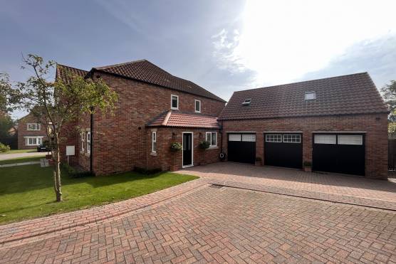 3429W 32 tv shoot location house in west yorkshire with large driveway and garages