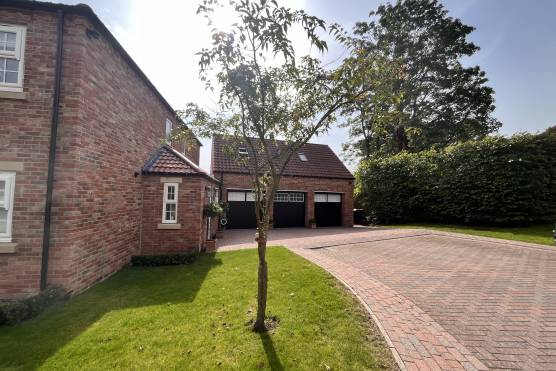 3429W 34 tv commercial location house in west yorkshire with large driveway and garages