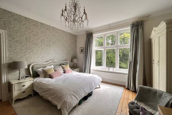 3430W 23 tv drama location house in West Yorkshire elegant period property bedroom