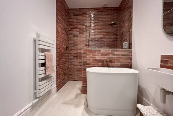 3432M 20 tv commercial location house in Manchester stylish bathroom