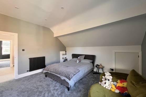 3432M 25 tv commercial location house in Manchester large stylish bedroom