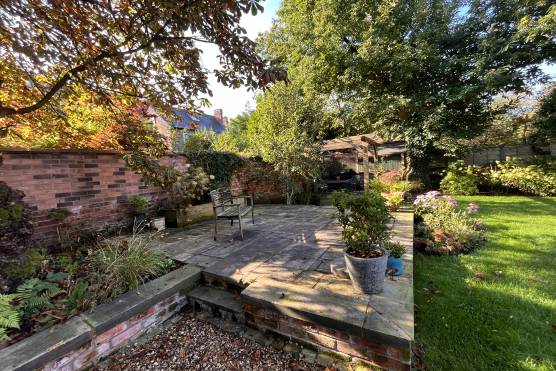 3431M 42 tv shoot location house in Manchester large garden with patio