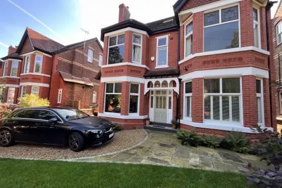 3431M 45 filming location house in Manchester large garden and driveway