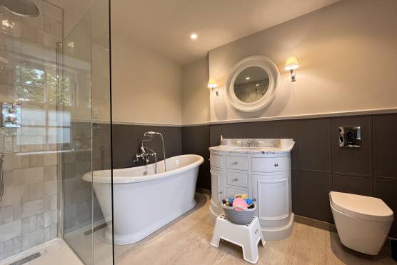 3435W 30 filming location house in West Yorkshire large stylish bathroom