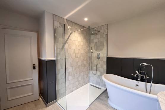 3435W 31 photo shoot location house in West Yorkshire large stylish bathroom