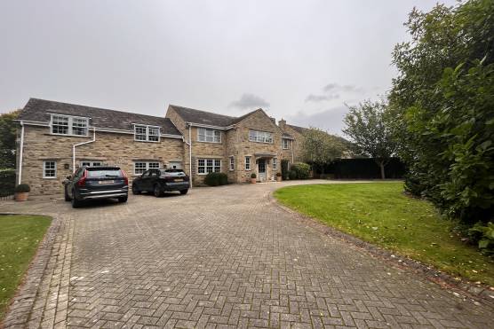 3435W 43 tv drama location house in West Yorkshire large driveway