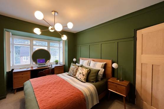 3440W 17 photo shoot location house in Leeds elegant green bedroom.JPG