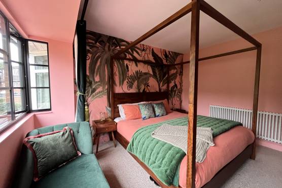 3440W 21 tv drama location house in Leeds pink bedroom.JPG