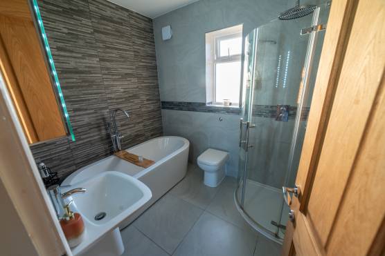 3345C 11 photo shoot location open plan family home in Cheshire with large bathroom