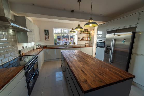 3345C 4 tv commercial location open plan family home in Cheshire with kitchen island