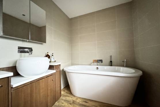 3450W 33 tv drama location house in West Yorkshire stylish bathroom