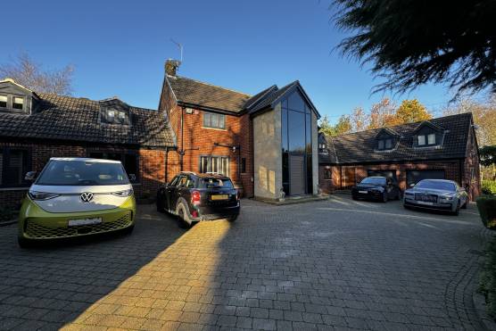 3450W 63 tv drama location house in West Yorkshire large driveway