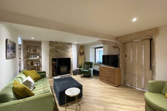 3458W_13_tv_drama_location_house_in_West_Yorkshire_stylish_living_room