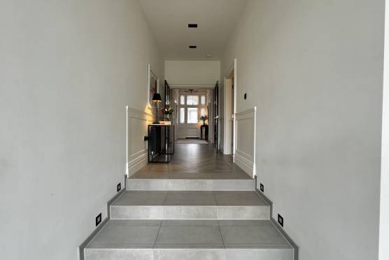 3459V 17 tv shoot location house in Merseyside stylish hallway