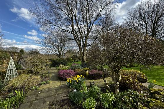 3462W 33 tv drama location house in West Yorkshire large garden