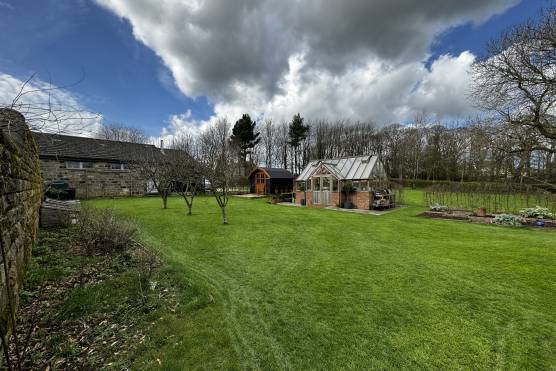 3462W 37 tv shoot location house in West Yorkshire large garden