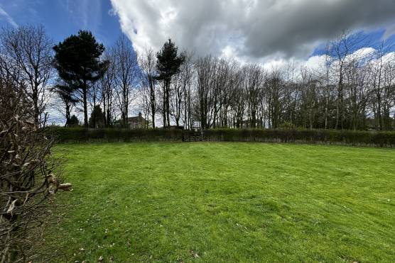 3462W 40 filming location house in West Yorkshire large garden