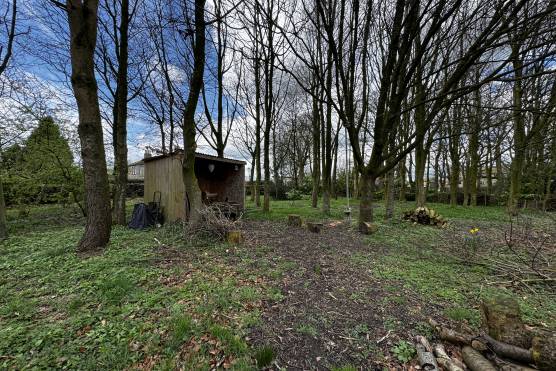 3462W 42 tv shoot location house in West Yorkshire large garden and woodland