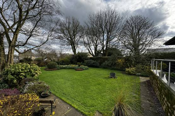 3462W 51 photo shoot location house in West Yorkshire large garden