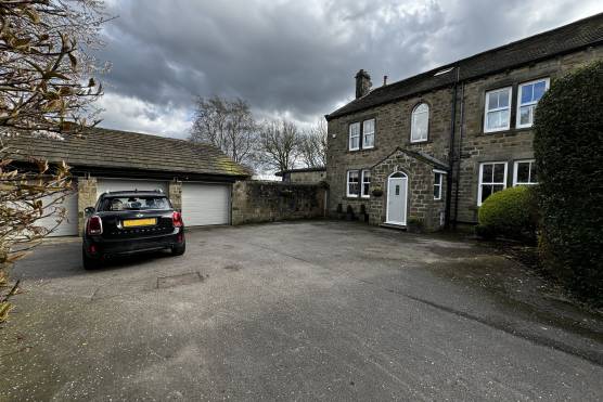 3462W 53 tv drama location house in West Yorkshire large driveway