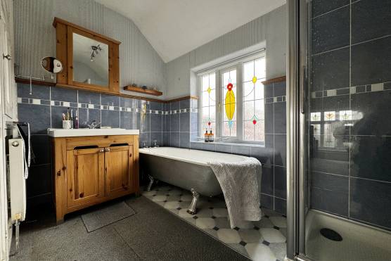 3463C 20 photo shoot location house in Cheshire large bathroom