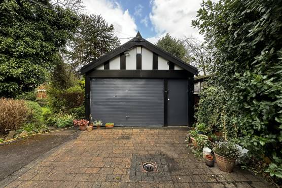 3463C 28 tv drama location house in Cheshire driveway garage