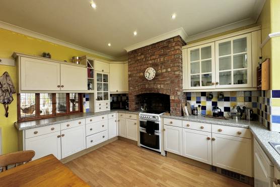 3463C 8 tv drama location house in Cheshire traditional kitchen