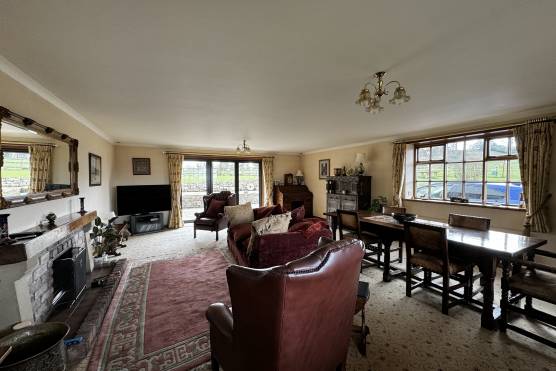 3464C 18 tv drama location house in Cheshire farmhouse with large living area