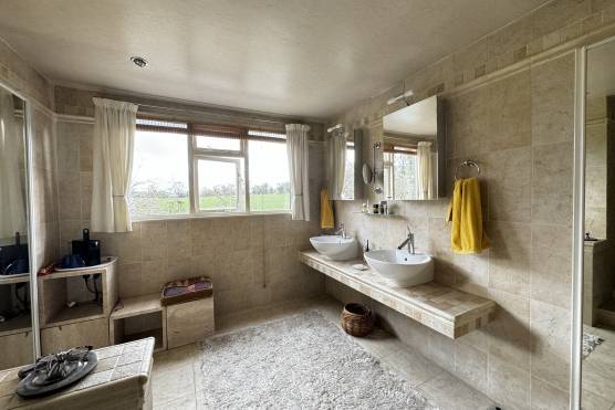 3464C 27 tv shoot location house in Cheshire farmhouse with large bathroom