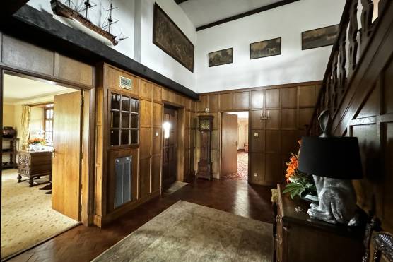 3464C 3 tv drama location house in Cheshire farmhouse with wood panelled entrance and staircase