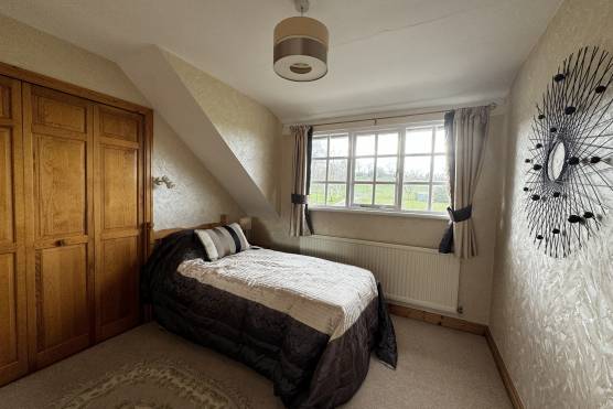 3464C 31 photo shoot location house in Cheshire farmhouse with large bedroom