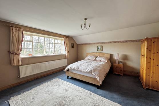 3464C 33 tv drama location house in Cheshire farmhouse with large bedroom