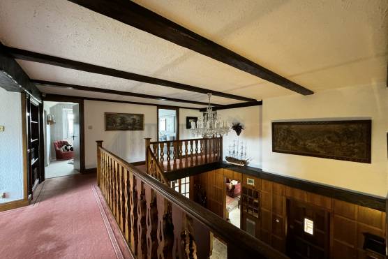 3464C 36 photo shoot location house in Cheshire farmhouse with large staircase and landing