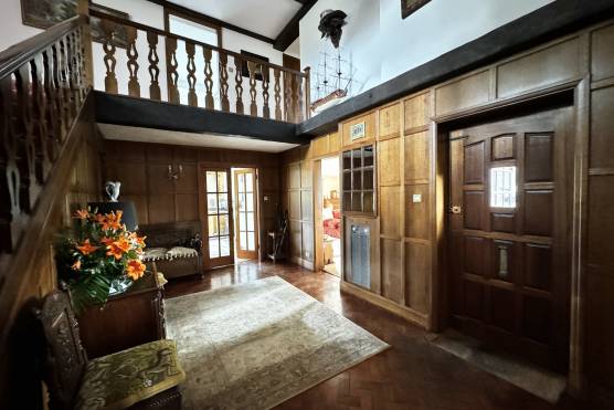 3464C 4 tv commercial location house in Cheshire farmhouse with wood panelled entrance and staircase