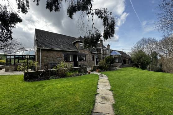 3464C 42 tv shoot location house in Cheshire farmhouse with large garden