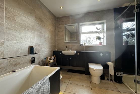 3465C 18 tv drama location house in Cheshire modern bathroom