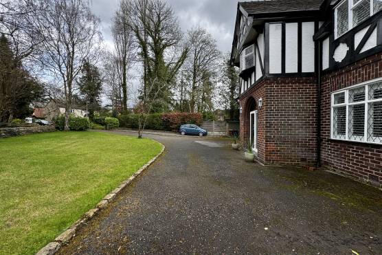 3465C 28 tv drama location house in Cheshire large driveway