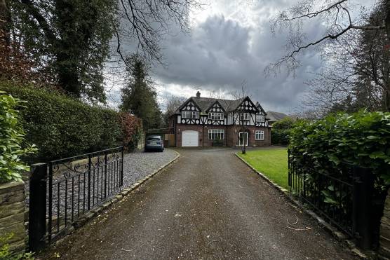 3465C 35 filming location house in Cheshire large garden and driveway