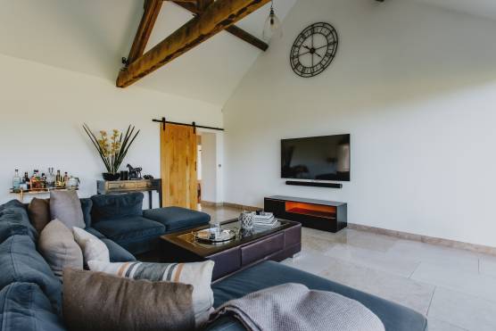 3466E 8 tv drama location house in Lincolnshire open plan living area with exposed beams