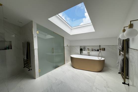 3469C 21 tv shoot location house in Cheshire with large en suite bathroom