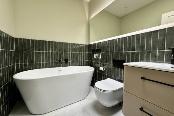 3470W 23 tv drama location house in West Yorkshire with large bathroom