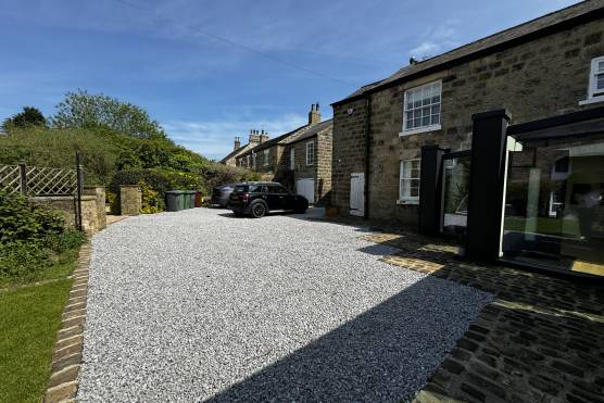 3470W 37 tv shoot location house in West Yorkshire with large driveway.JPG