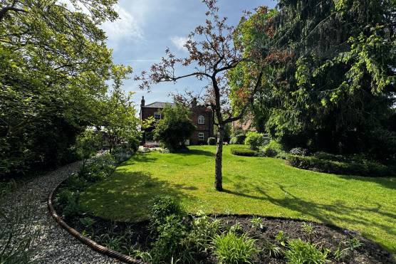 3471W 34 tv commercial location house in West Yorkshire with large garden
