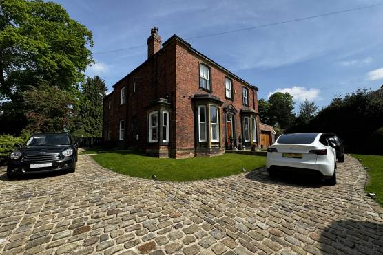 3471W 37 tv shoot location house in West Yorkshire with large garden..JPG