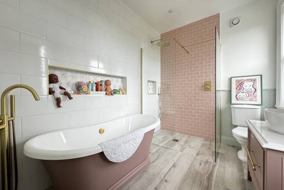 3473L-19-tv-commercial-location-house-in-Lancashire-pink-bathroom.jpg