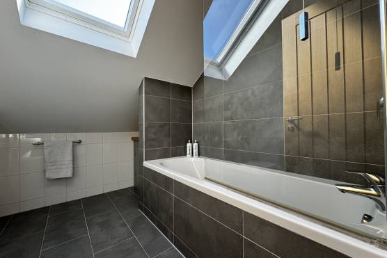 3474W 30 filming location house in West Yorkshire large bathroom